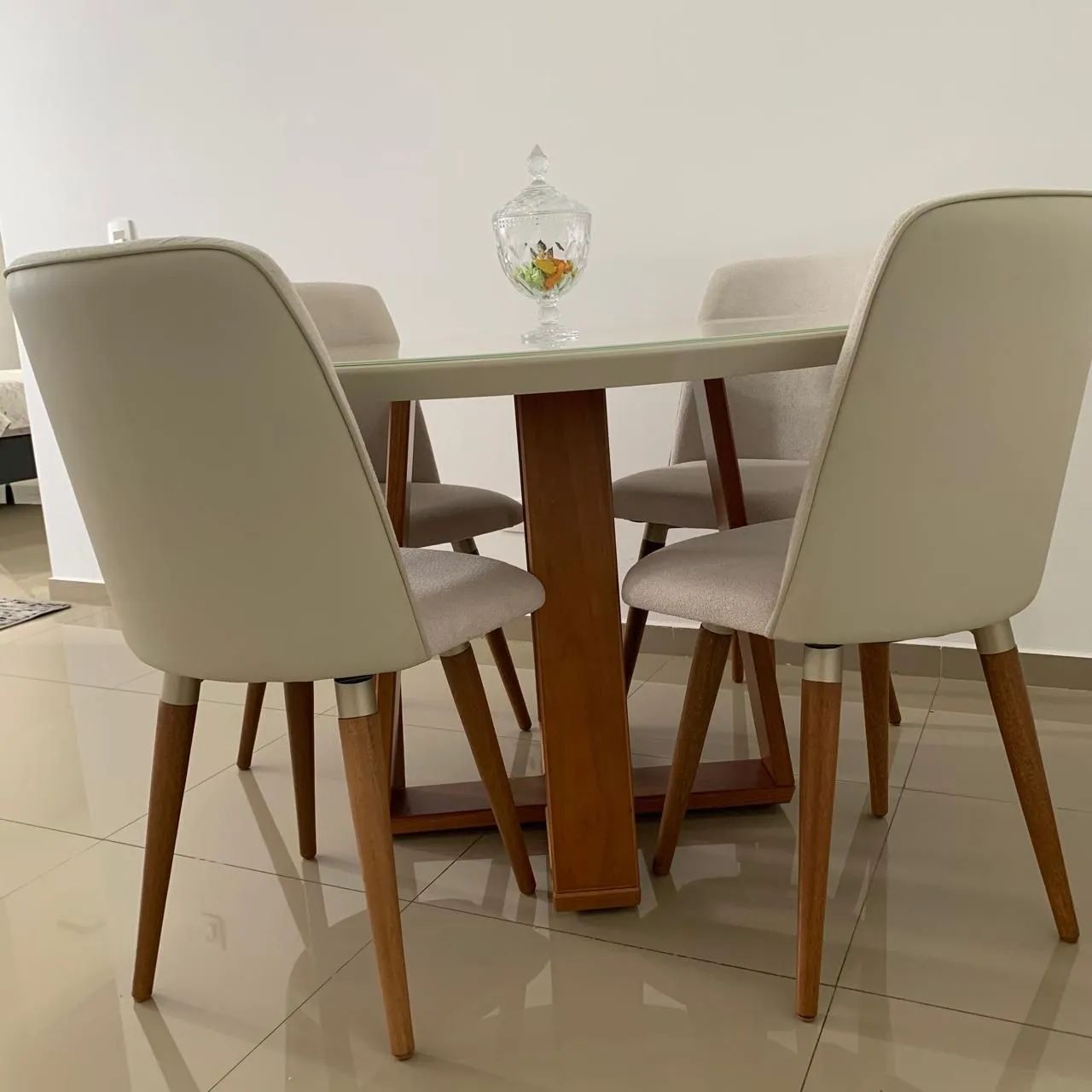Jogo de mesa com 4 cadeiras  - Foto 3