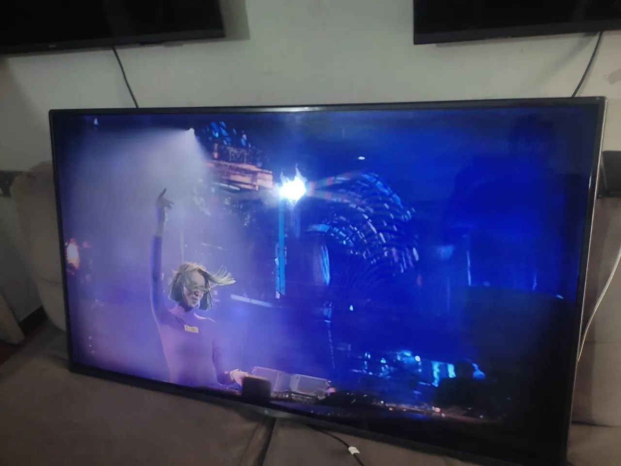 Smart TV Philips Android 50 polegadas 4K borda infinita comando de voz completo - Foto 5
