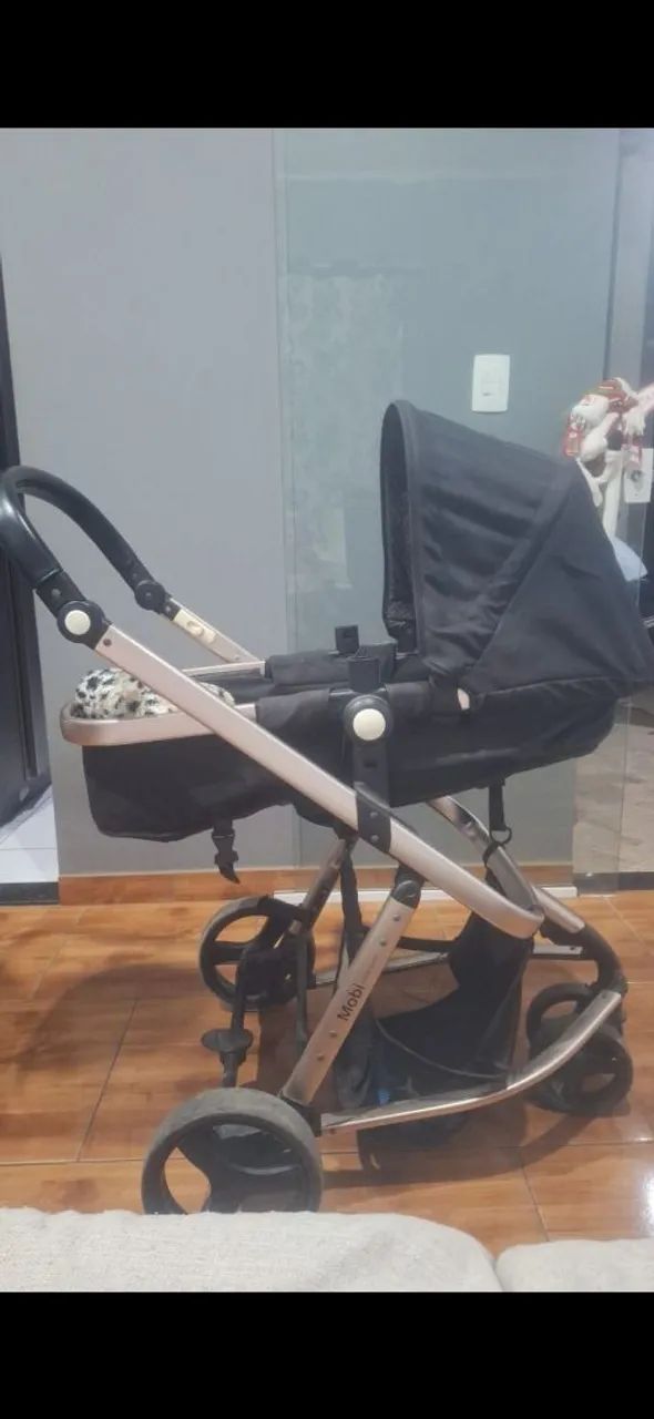 Carrinho de bebê com bebê conforto