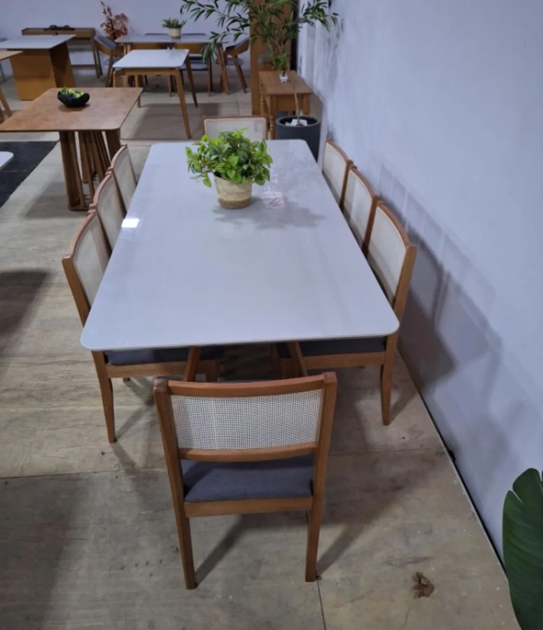 Mesa de jantar com 8 cadeiras , tampo 2,20cm 100% Madeira - Foto 2