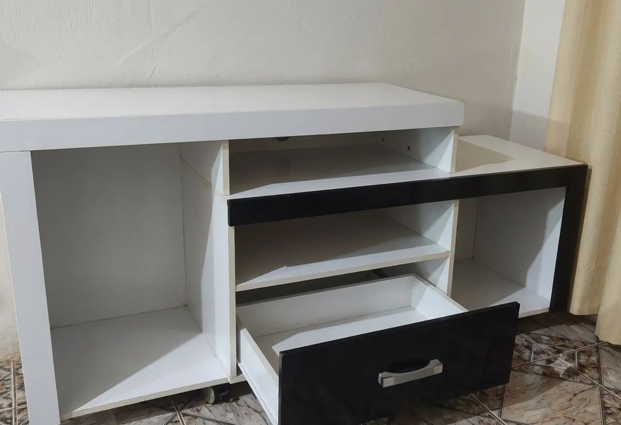 Rack para TV Compacto Bicolor (Branco/Preto) com Rodinhas e Gaveta - Foto 3