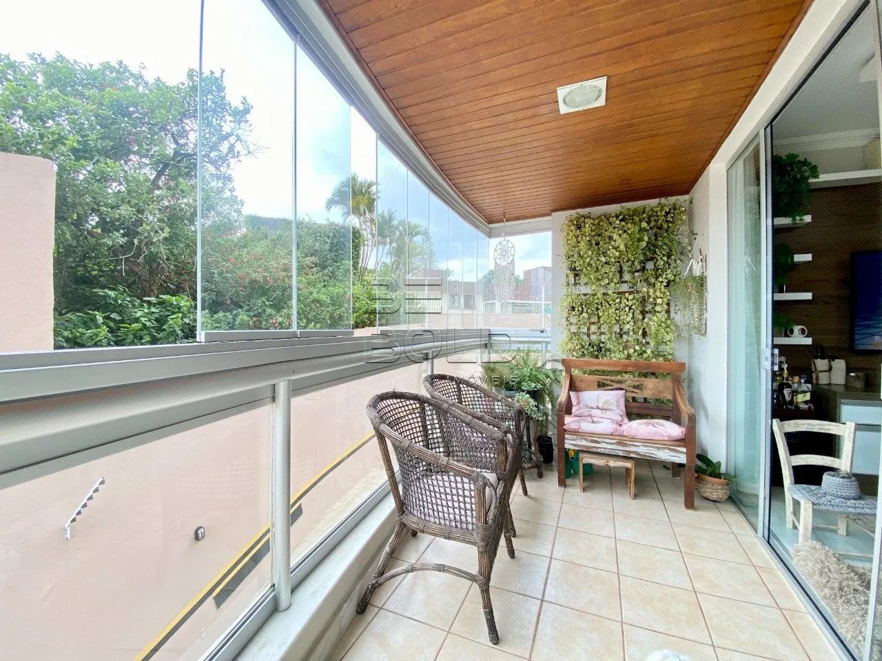 Apartamento amplo com 3 dormitórios em Coqueiros - Foto 4