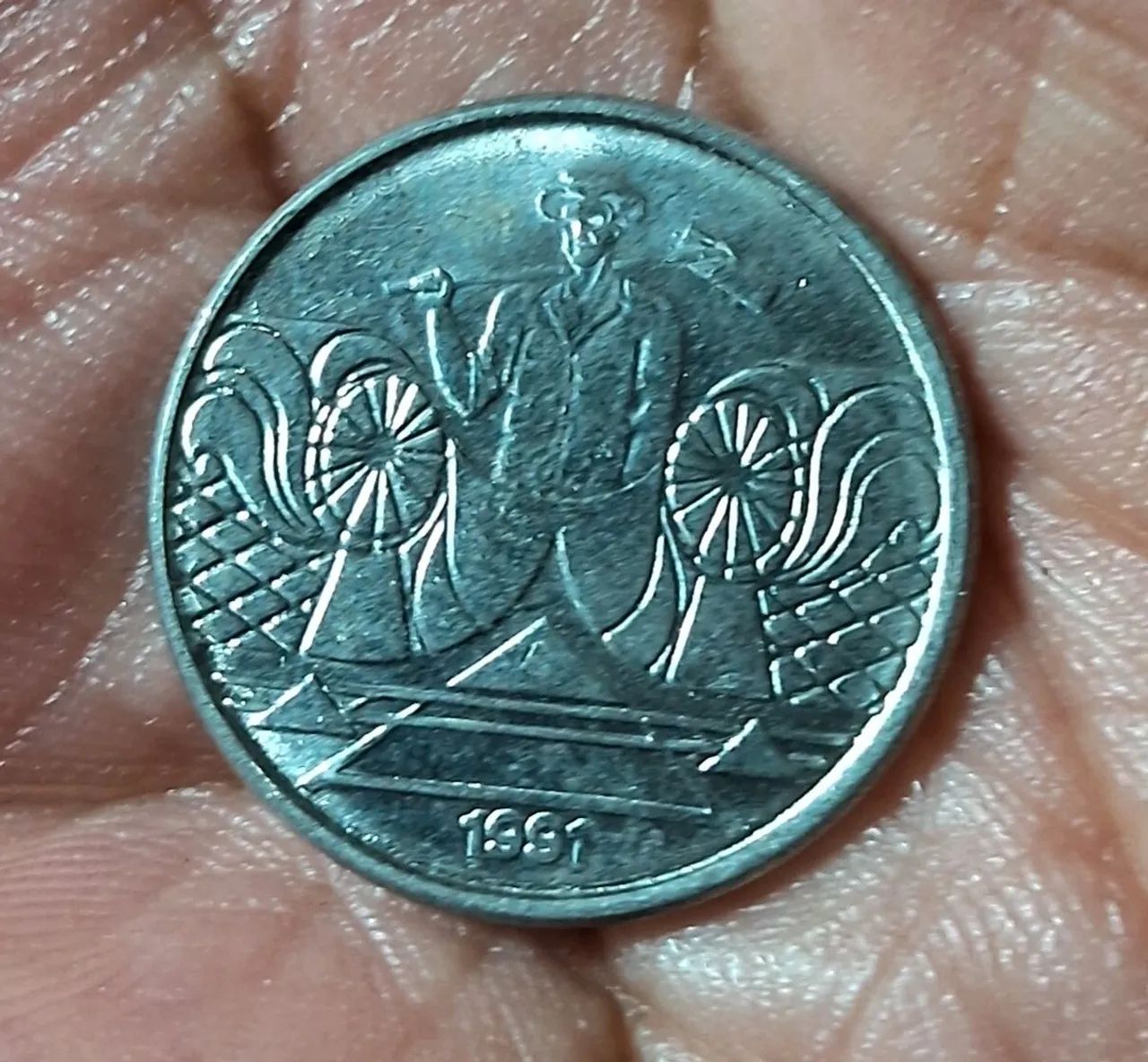 Moeda Brasileira de Cinco Cruzeiros - 1991 - Foto 2
