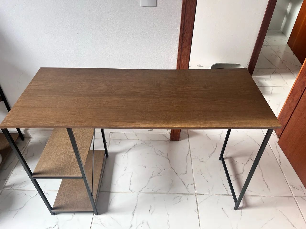 Mesa Escrivaninha Estilo Industrial com Prateleiras Ótimo Estado!  - Foto 2