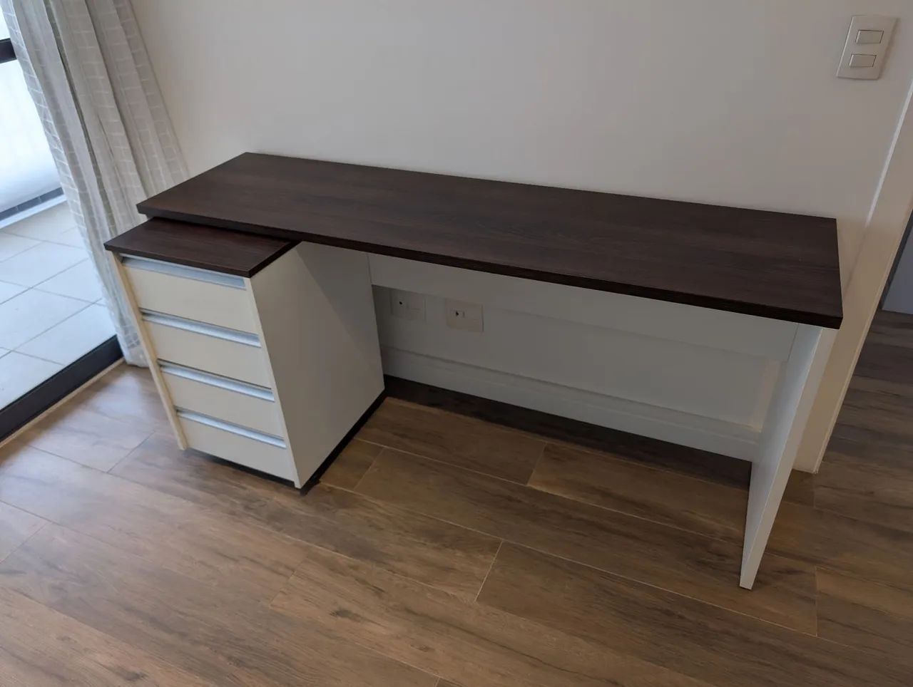Mesa de escritório e gaveteiro