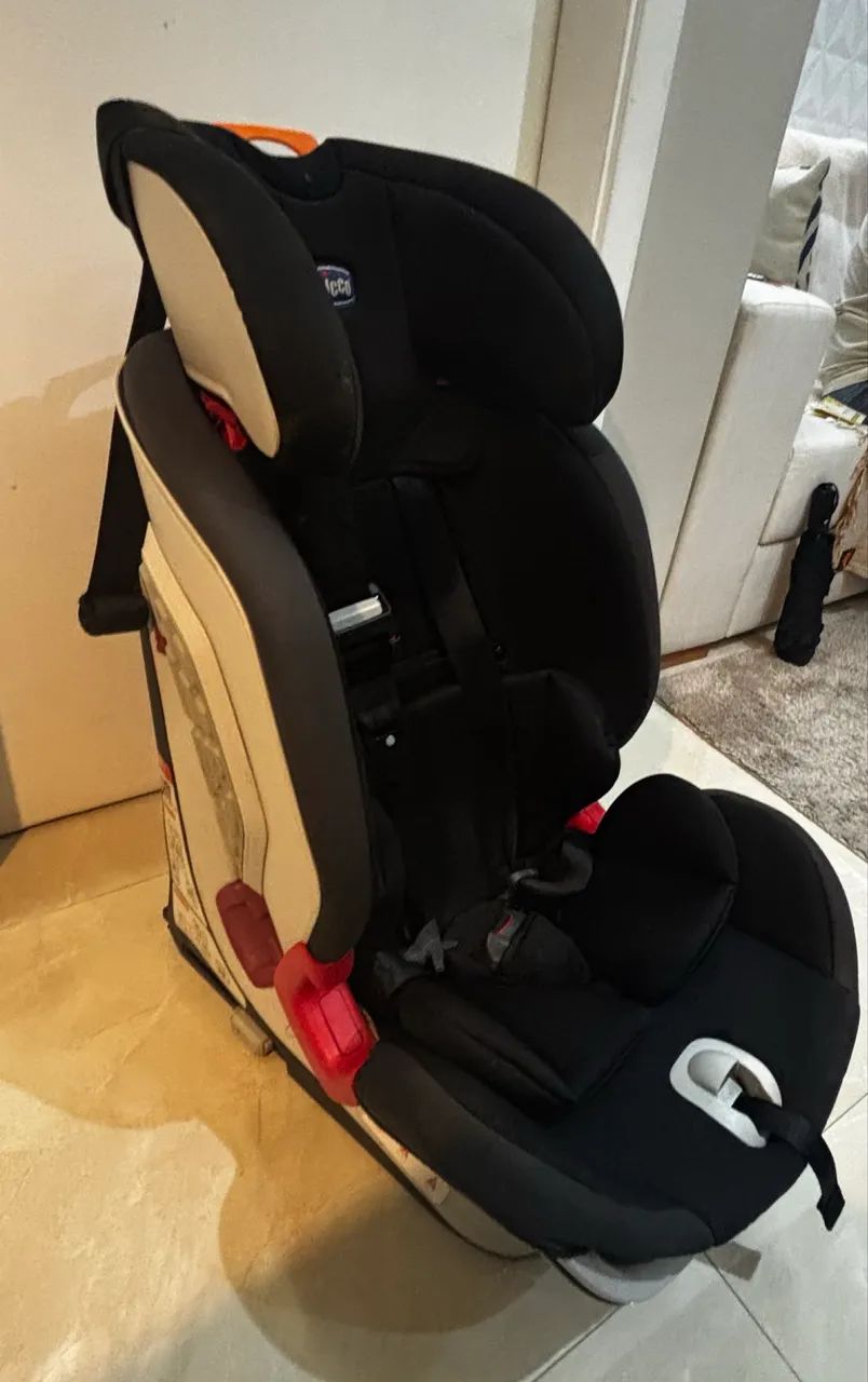 Cadeirinha Chicco auto com isofix preta