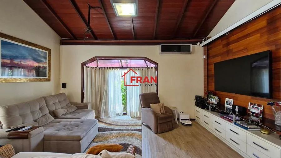 Casa na Avenida, Bairro Itacorubi 4 dorms/2 suites,2 vagas. - Foto 5