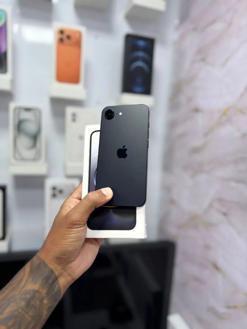 IPHONE 16e 256GB MUITO LINDO<br>R$ 3.499,00 - Foto 3