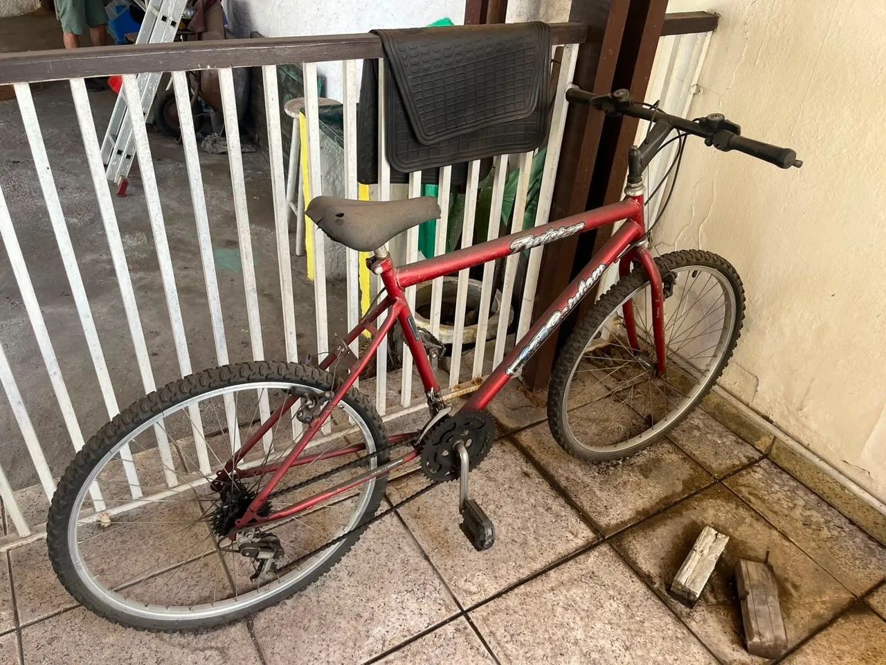 2 CAMAS COM COLCHÕES,  BANCO RÚSTICO E BICICLETA . PRA SAIR RÁPIDO  VERDADEIRO DESAPEGO  - Foto 3
