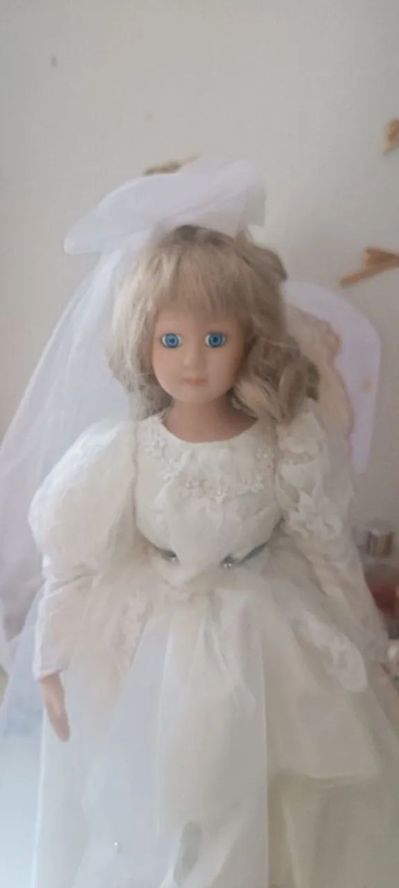 Boneca de porcelana noiva importada  - Foto 3