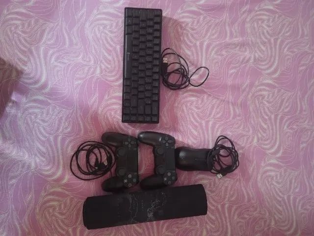 teclado 60% Mouse e mouse pad e dois controles de ps4 - Foto 2