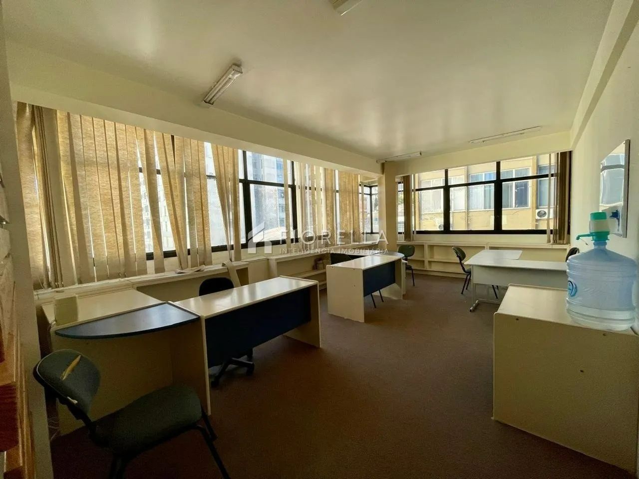 Sala comercial para locação no Centro de Florianópolis, com 42m² de área privativa.