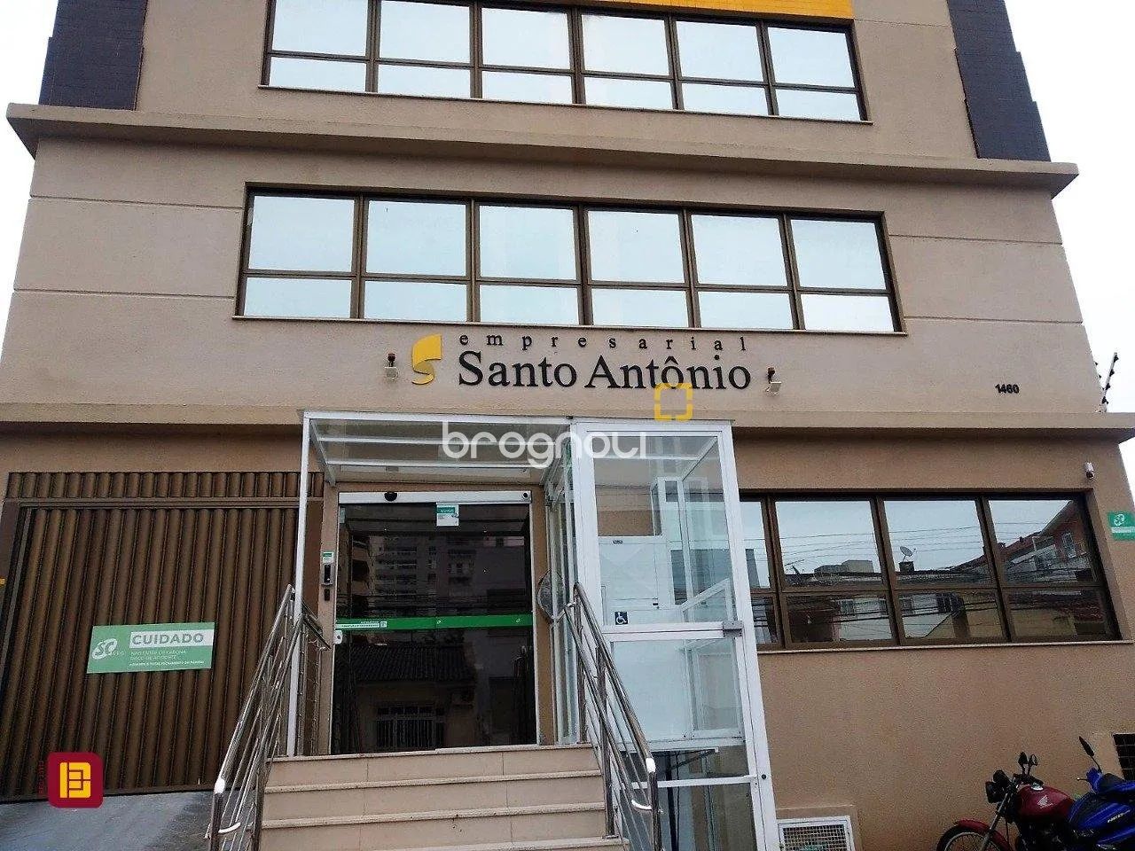 Sala comercial bem localizada em Barreiros