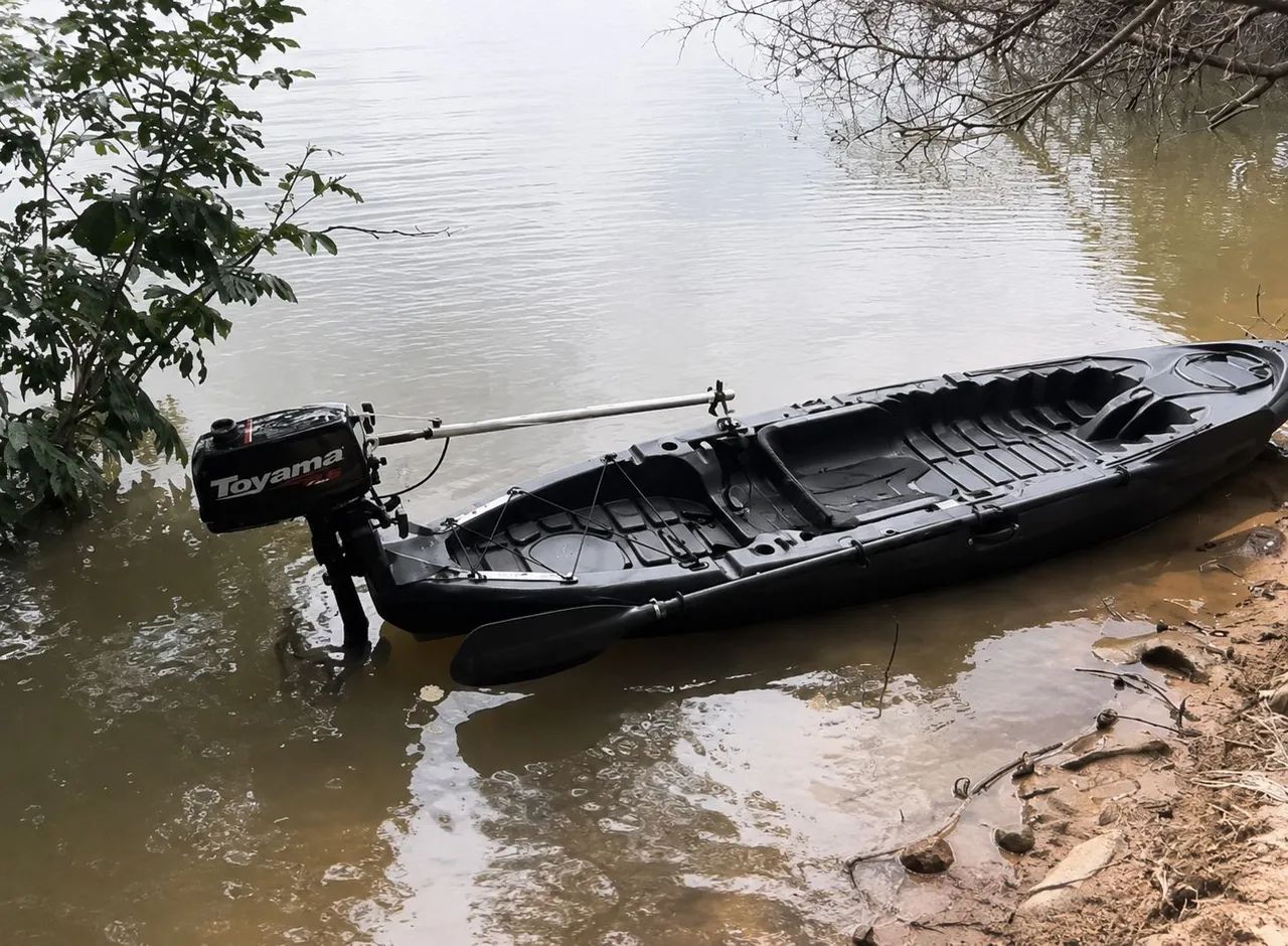 Caiaque Caiman 100 com motor Toyama 2.6hp