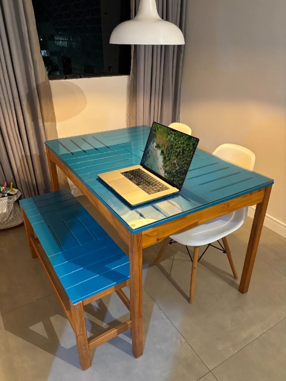 Mesa de jantar de madeira com tampo de vidro e banco