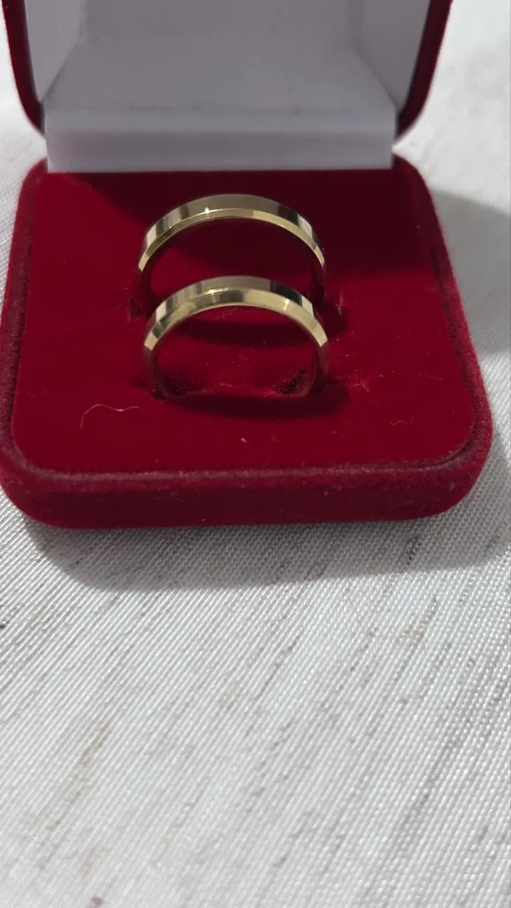 Par de alianças chanfradas banhada a ouro 18k