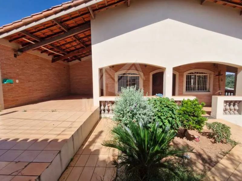Casa de rua : / Residencial / Nova Itatiba