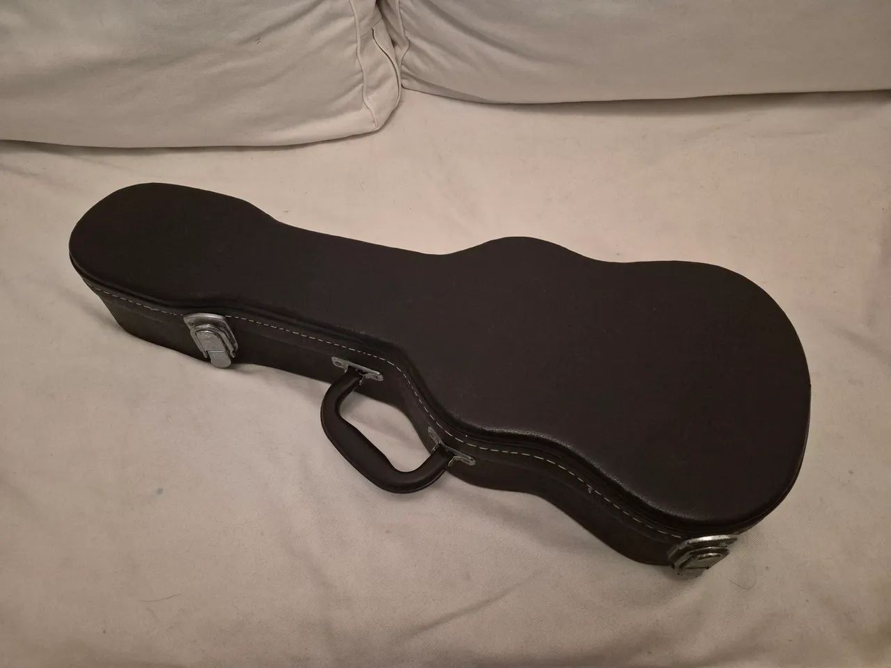 UKULELE IMPORTADO TANGLEWOOD COM EXCELENTE CASE RÍGIDO. - Foto 2