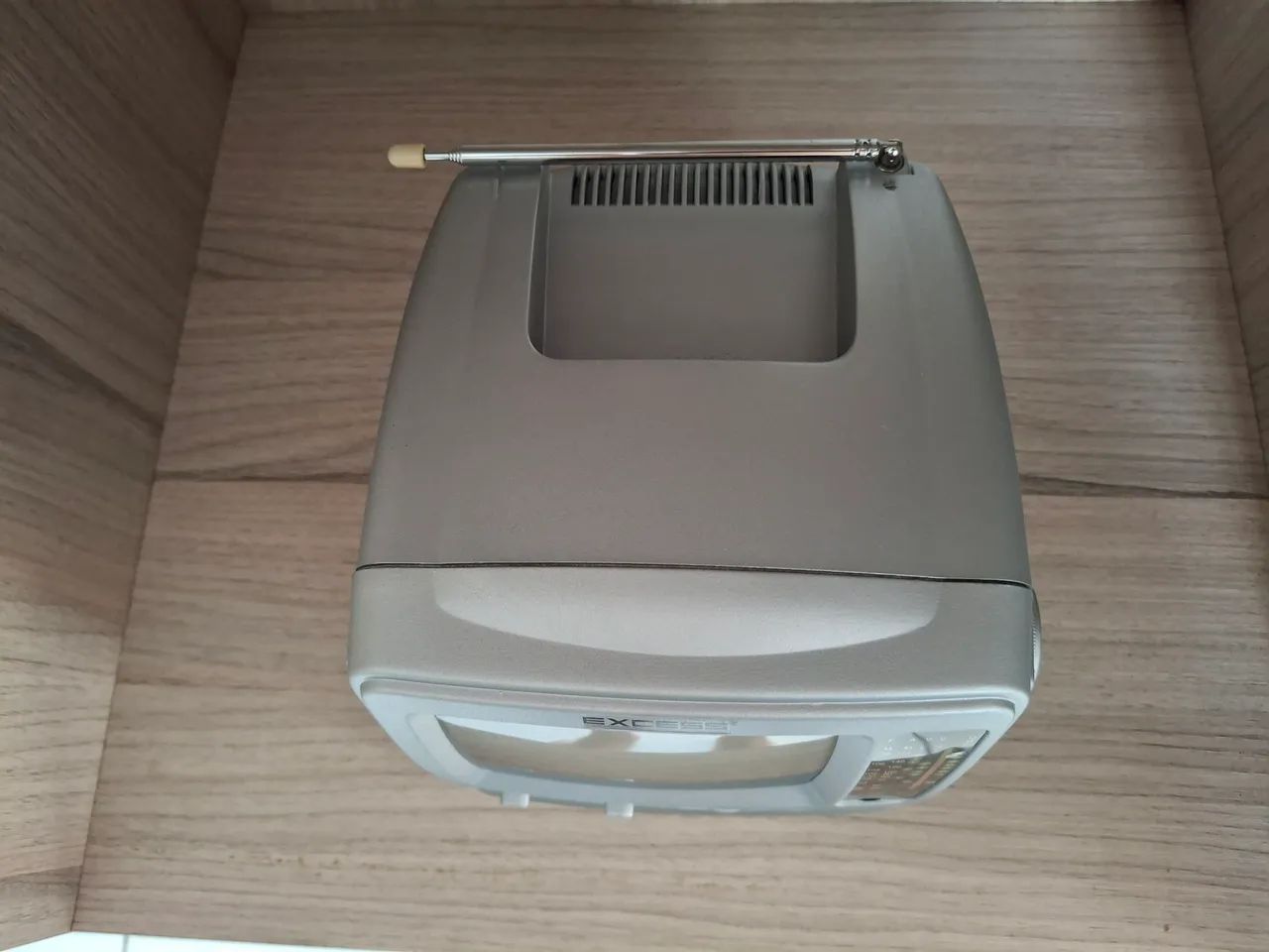 TV PORTÁTIL DE TUBO 5" POLEGADAS PRETO E BRANCO C/ RÁDIO AM/FM.<br> - Foto 5