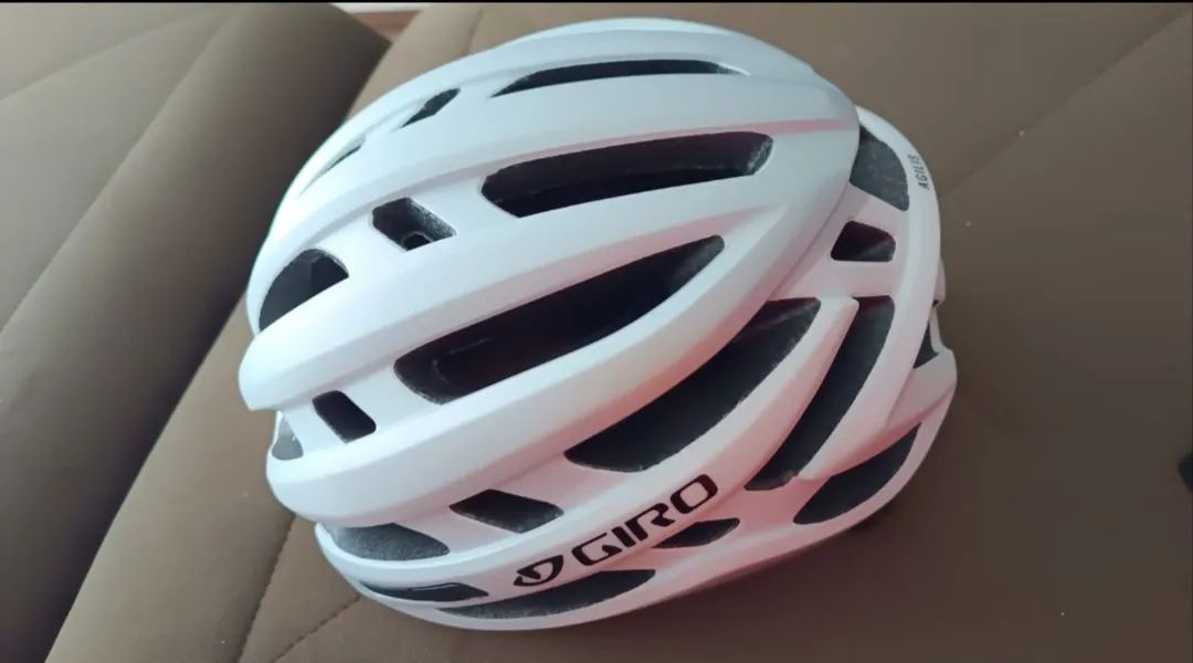 Vendo capacete semi-novo GIRO 