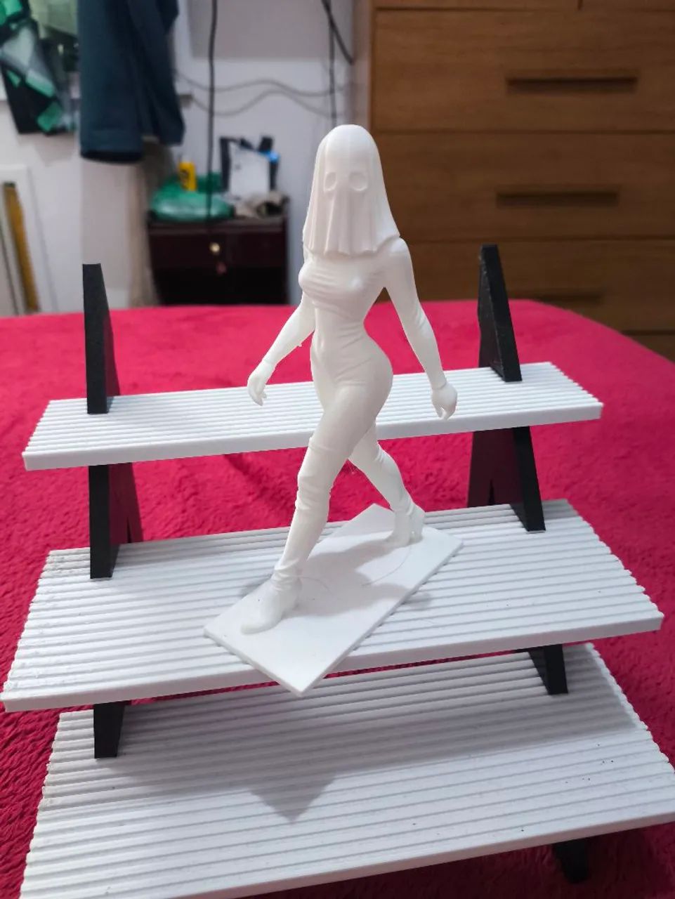Miniatura "Ghost Walk" - Peça Decorativa com Pose Sensual - Foto 3