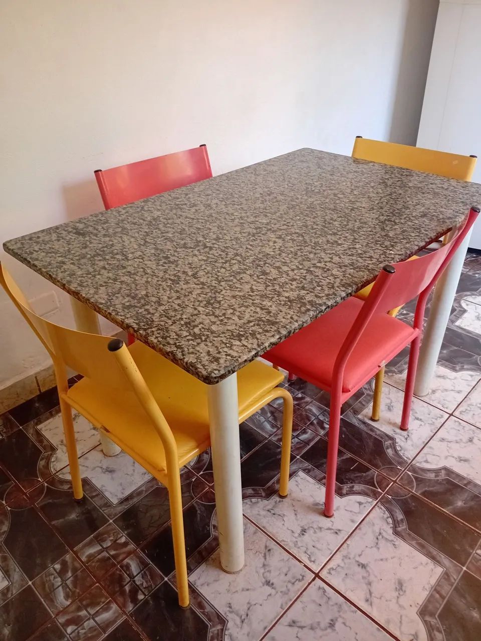 4 cadeiras + Uma mesa - Foto 2