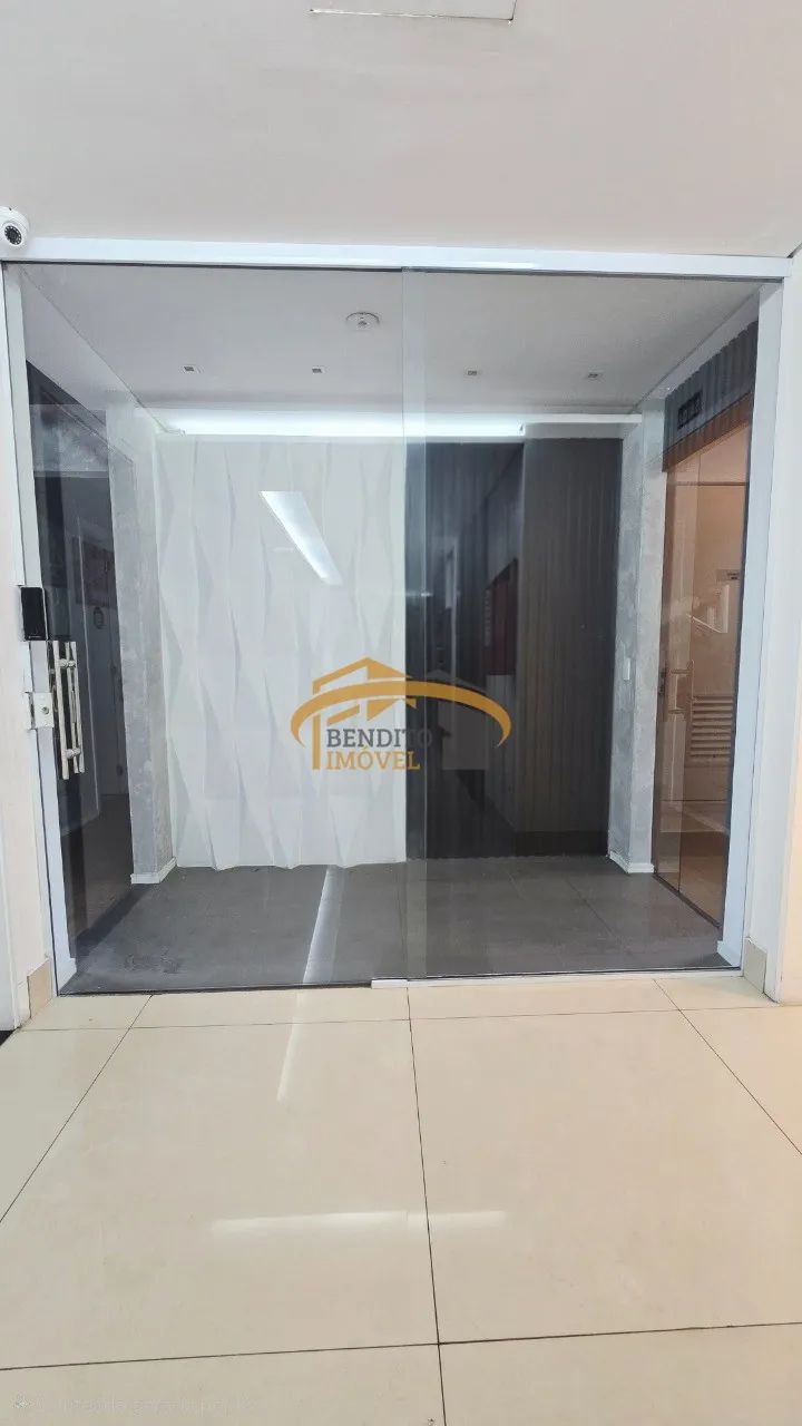 Conjunto comercial com 4 salas, 2 banheiros, sacadas, 4 vagas de garagem, Centro, próximo  - Foto 2