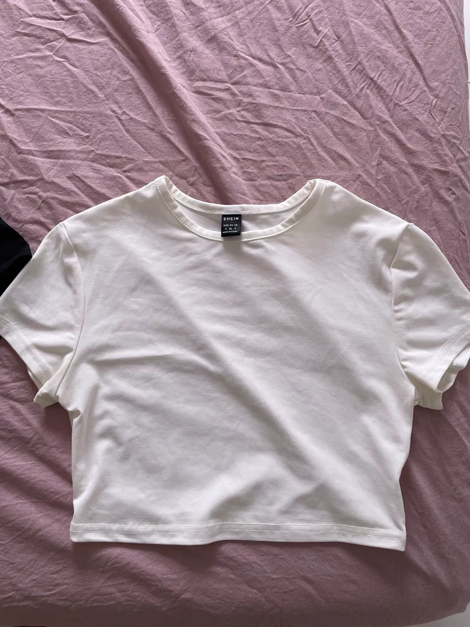 Kit blusa cropped preta e branca - Foto 3