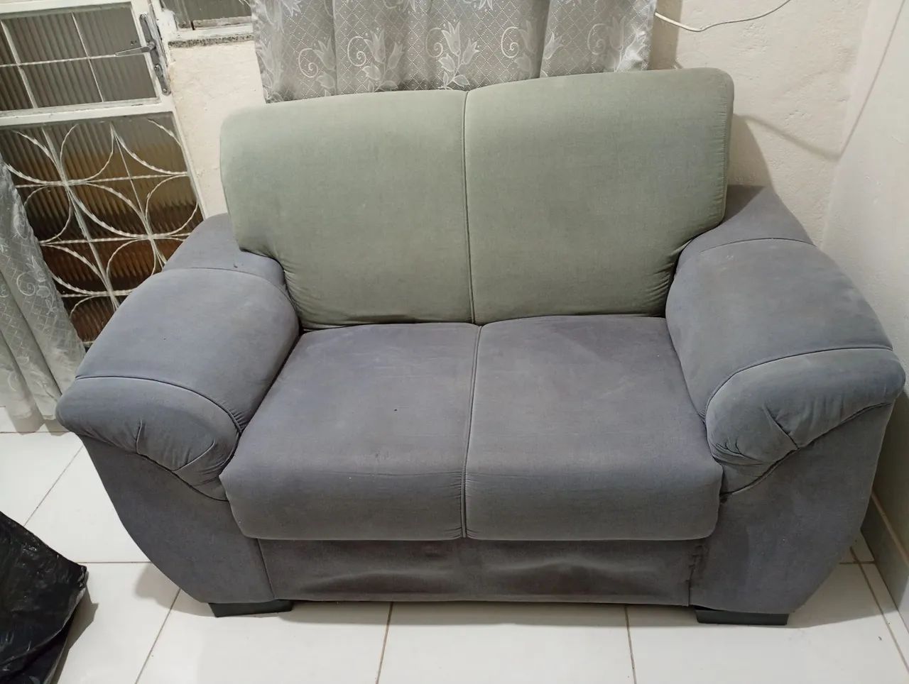 Sofá 2 lugares quem tiver interesse só chama WhatsApp *  