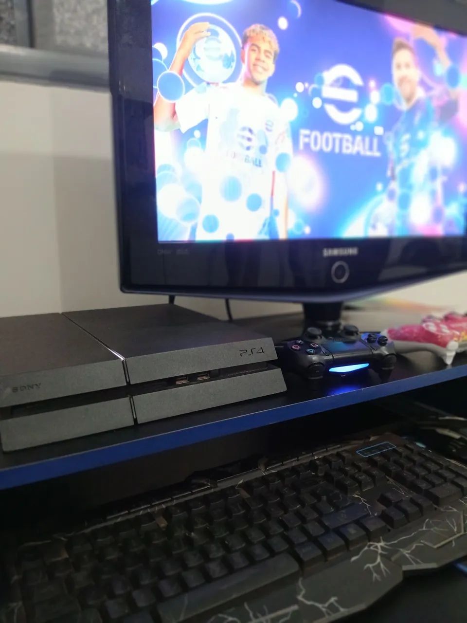 Vendo Ps4 com 2 controles