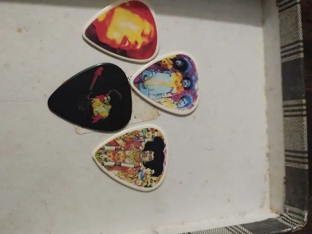 JIMI HENDRIX ,  4 PALHETAS PARA GUITARRA VARIADAS E IMPORTADAS