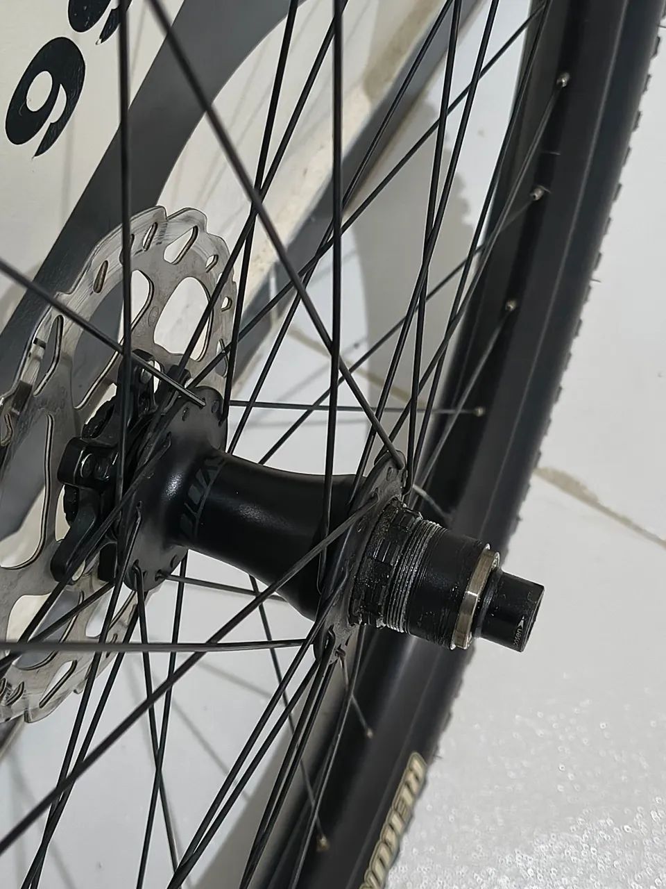 Vendo par de rodas SYNCROS completa com pneus maxxis já com tubeless  - Foto 3