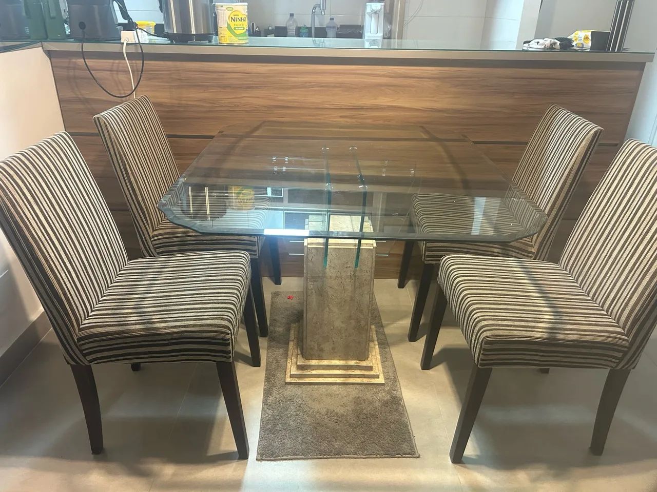 Mesa de vidro e mármore com 4 cadeiras 