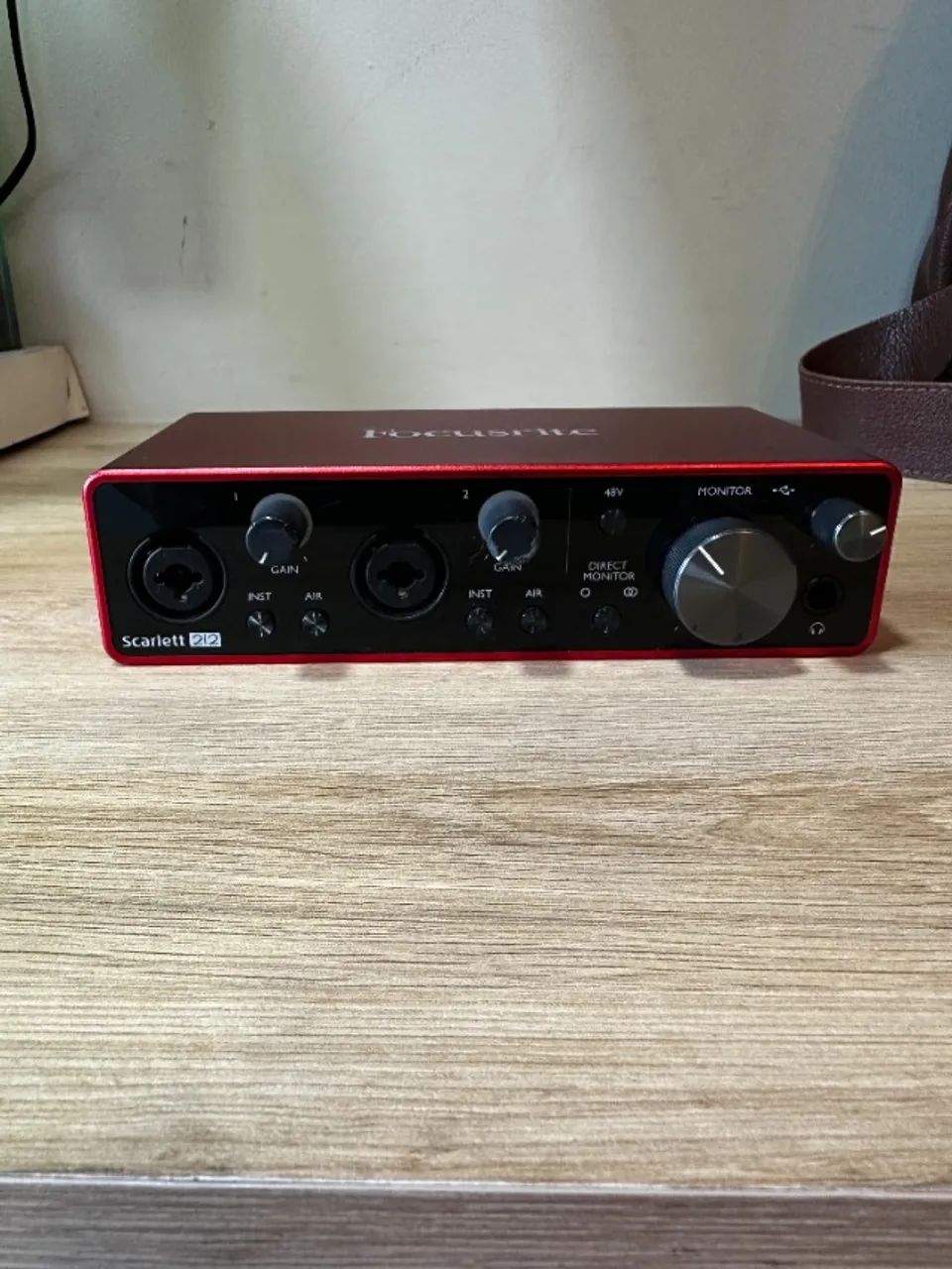 Focusrite 2i2 3 geração - Interface de Áudio