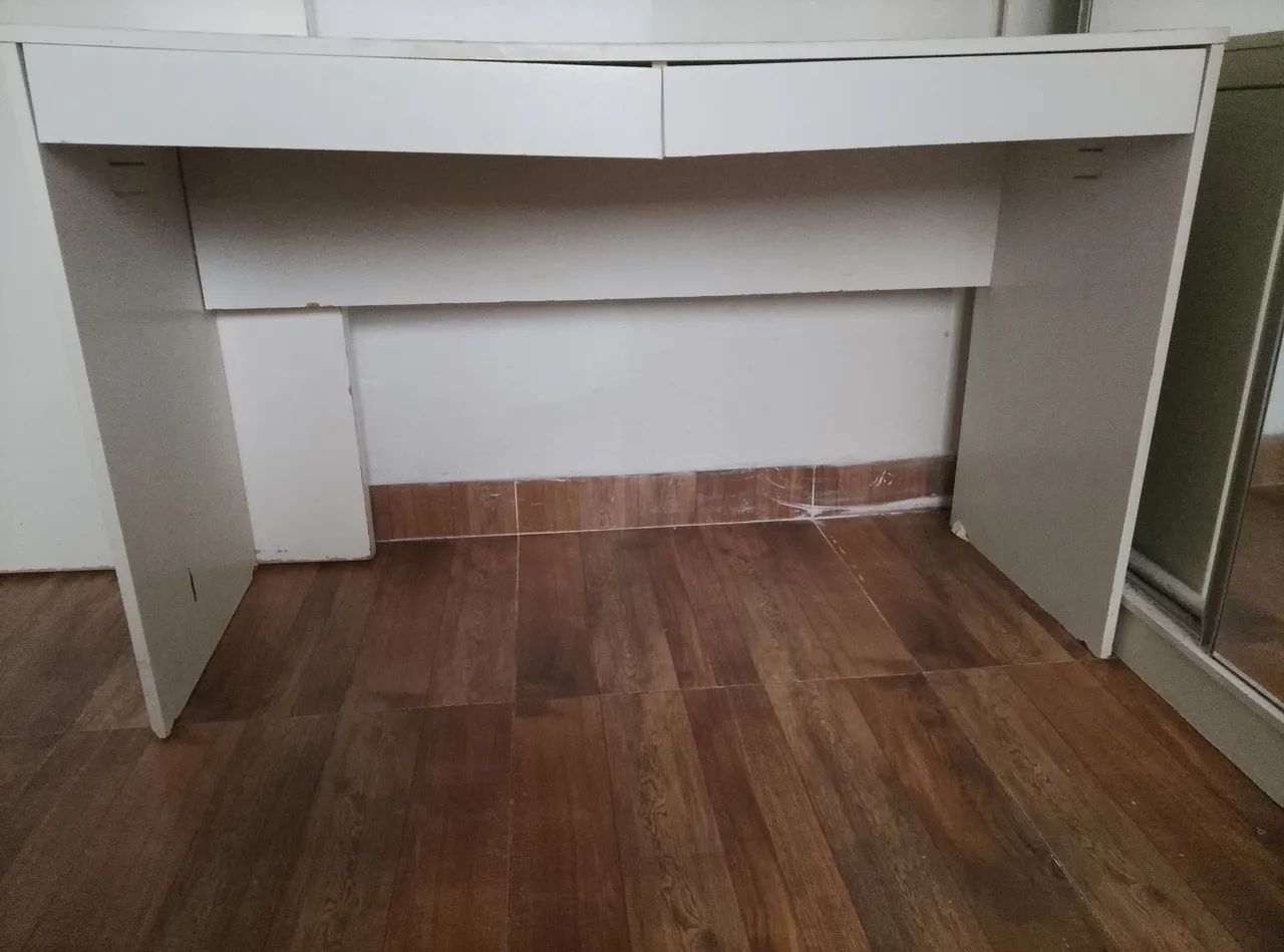 Doação Guarda roupa e mesa de computador 