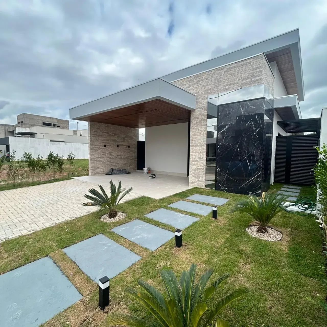 Casa Nova Térrea imponente + escritório/ Condomínio Belvedere II