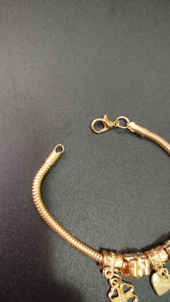 Pulseira dourada com berloques da marca Morana - Foto 2