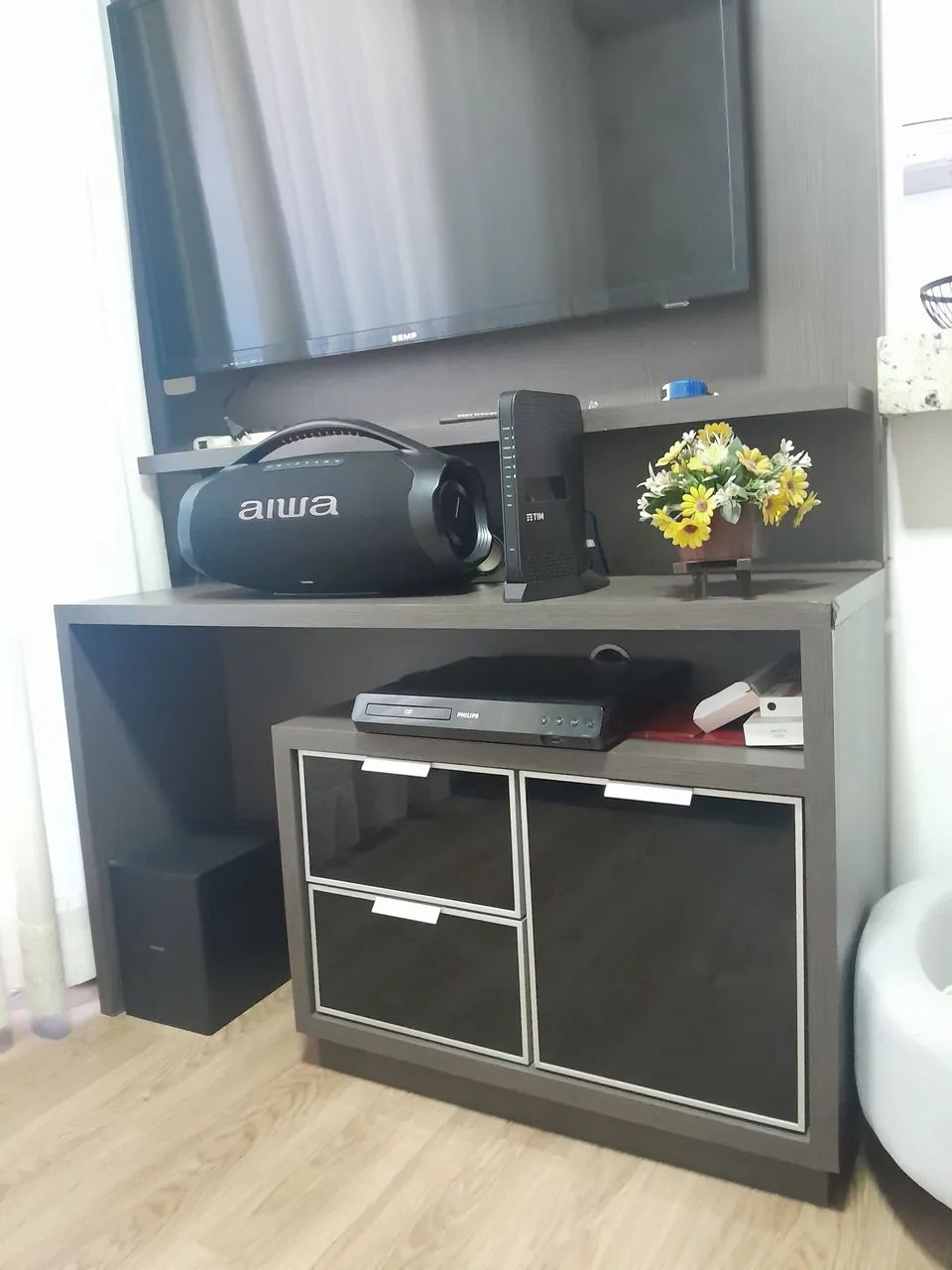 Painel e bancada 100% MDF COM 3 GAVETAS EM VIDRO. PLANEJADO