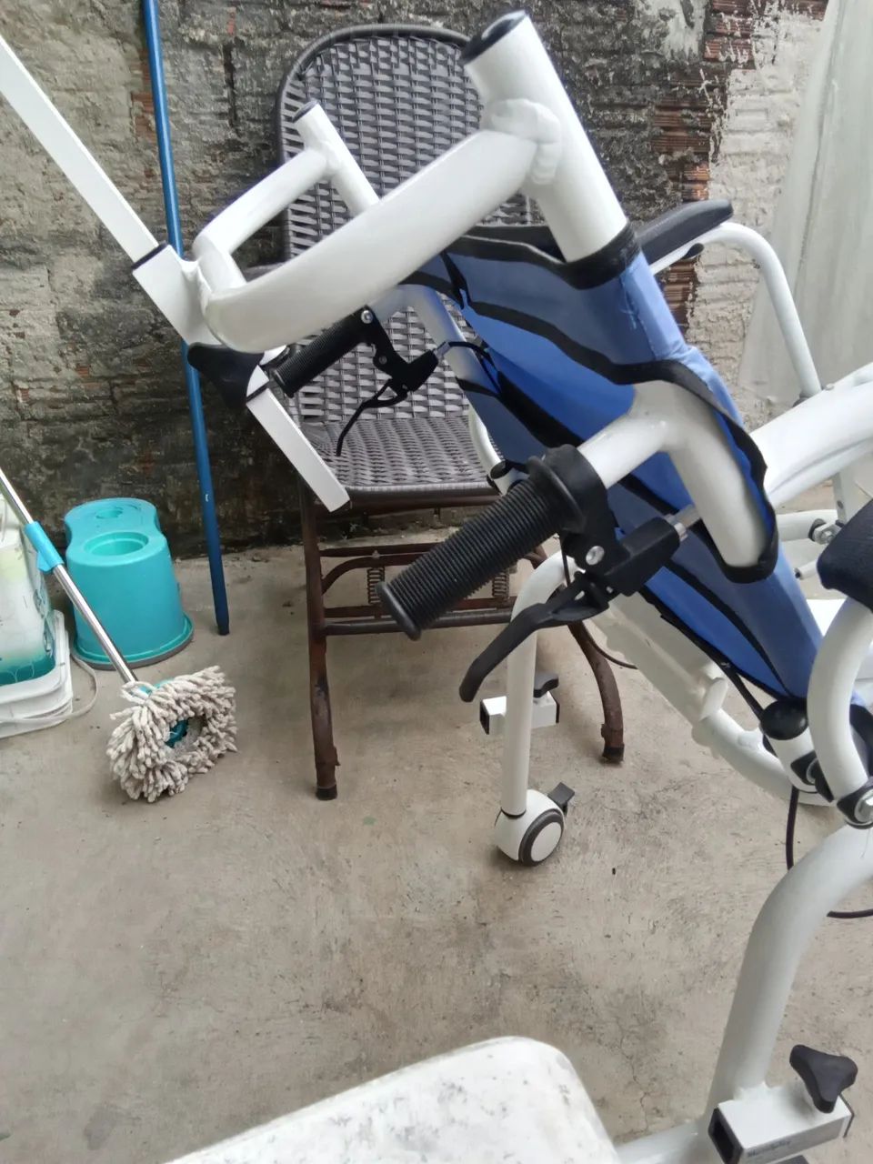 Vendo cadeira de banho reclinável usado apenas 2 vezes - Foto 4