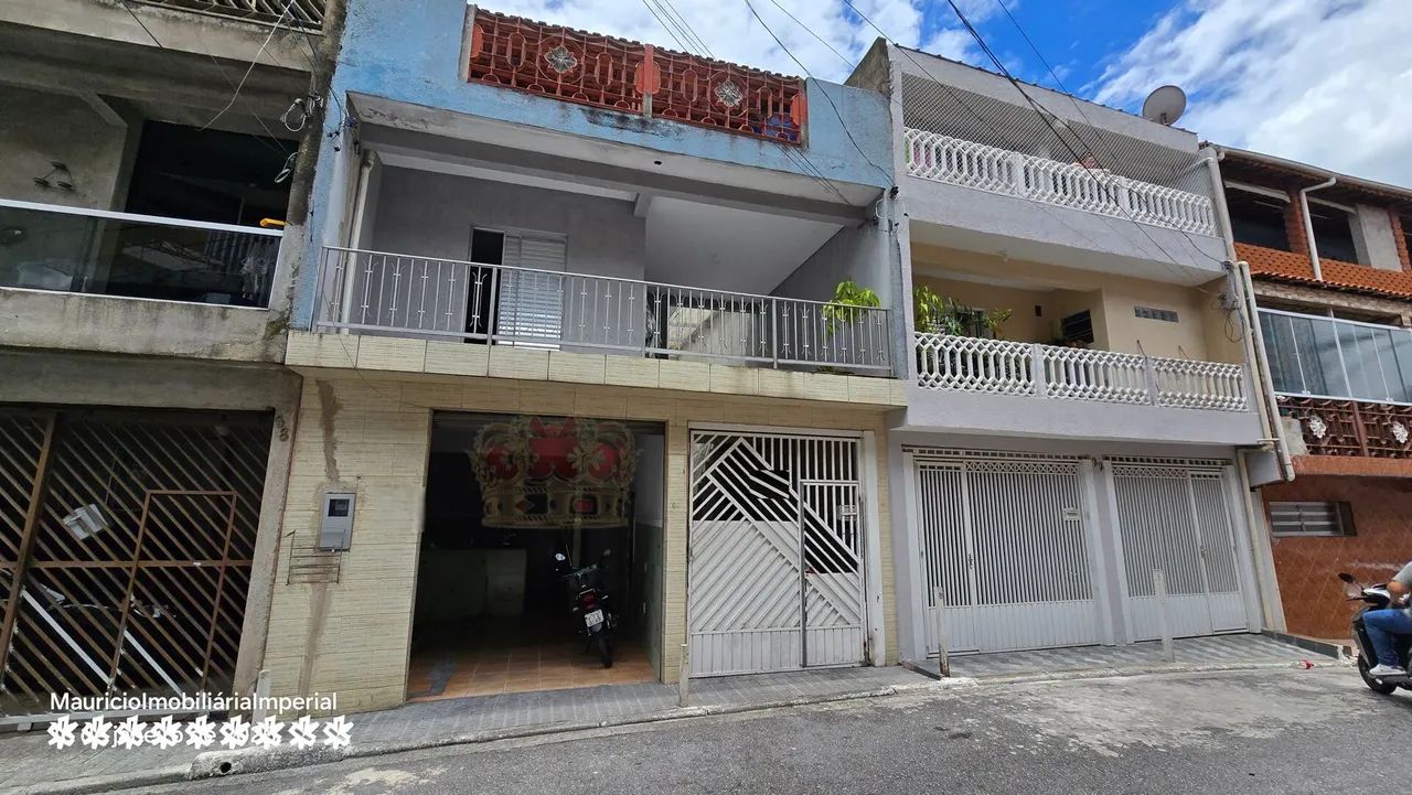 Sobrado com 3 casas, garagem e salão comercial
