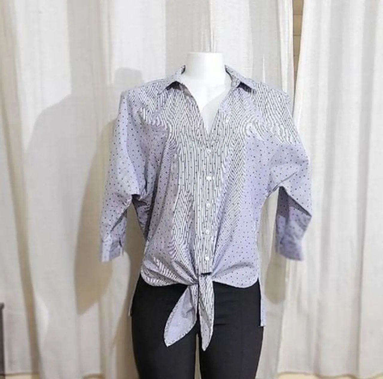Camisa feminina branca e azul listras shoulder P - Foto 2