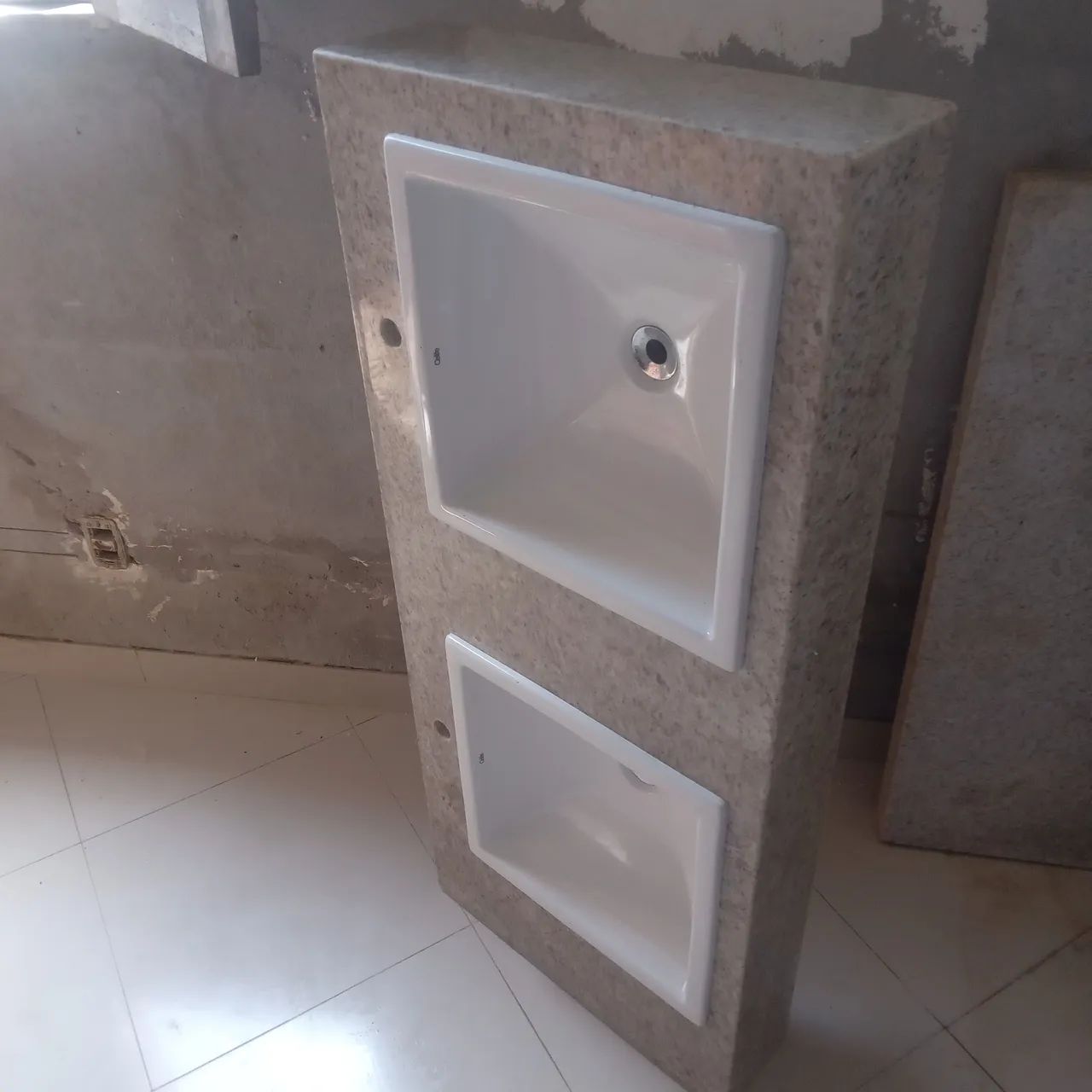 Bancada em mármore branco Itaúna  1.25 x 55 testeira de 15cm Cubas 41x41 sem os rodopias. - Foto 4