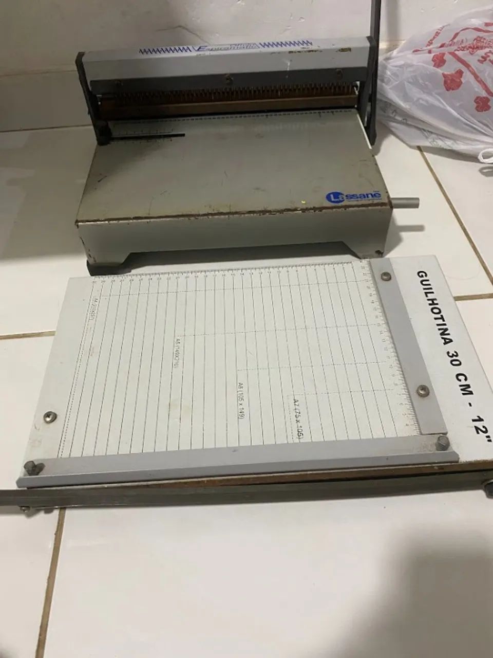 Maquina de encadernar e guilhotina