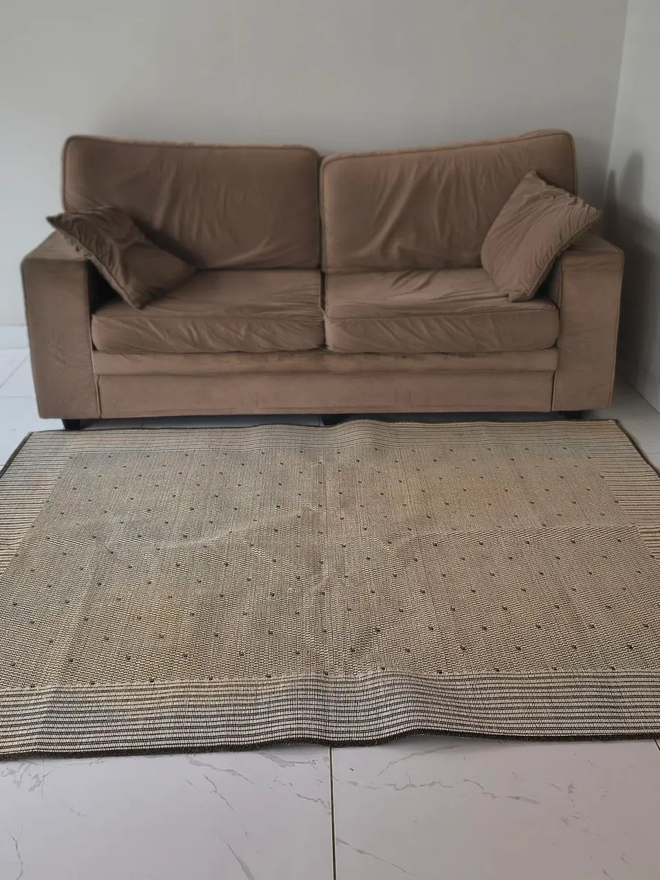 VENDE - SE UM SOFÁ E UM TAPETE.  - Foto 4