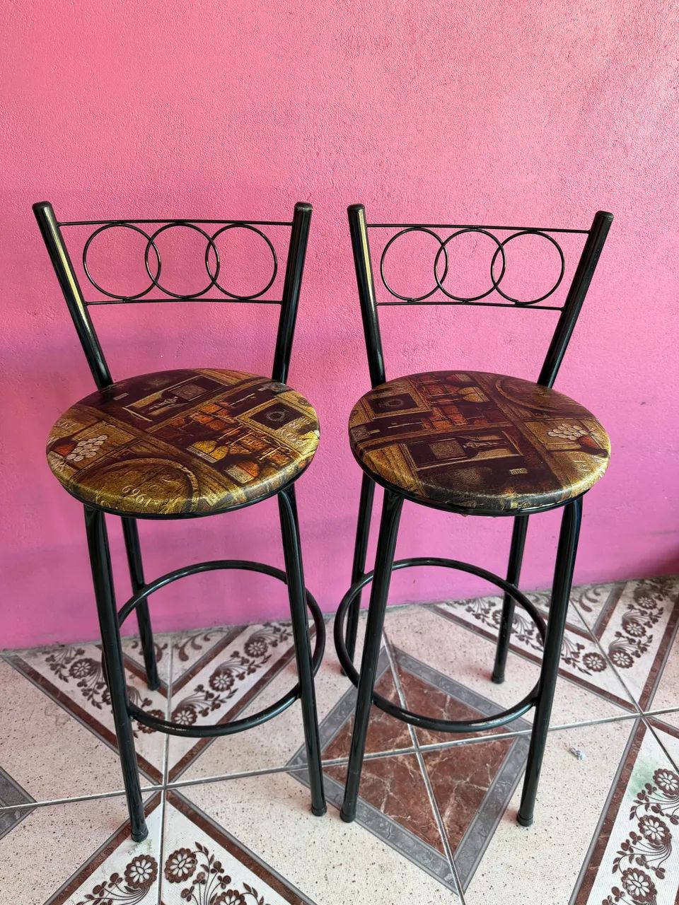 Conjunto duas banquetas e uma mesa  - Foto 5
