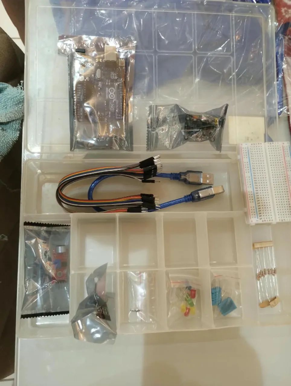 Placa de arduíno e componenetes de eletronica