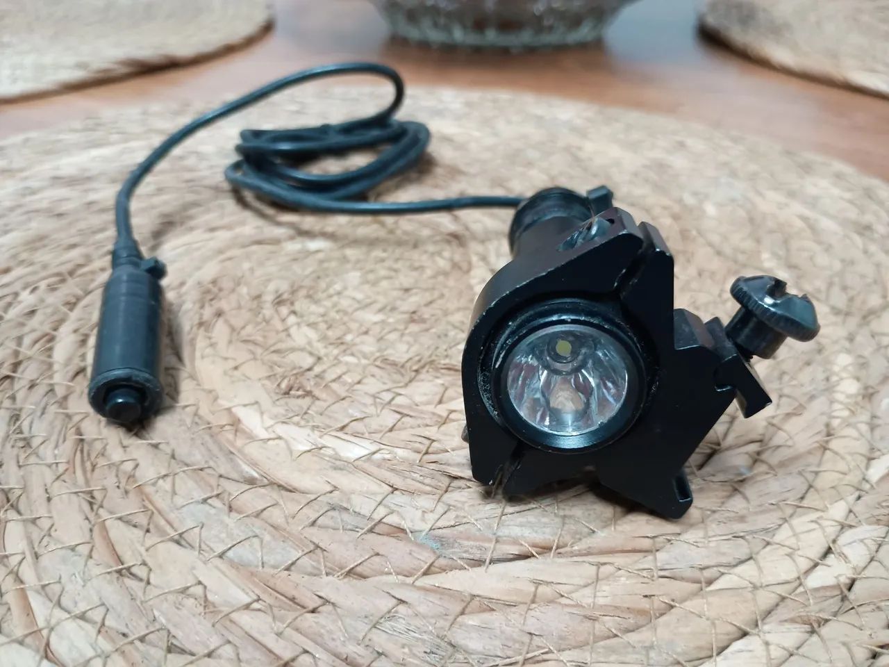 Lanterna LED compacta com suporte de fixação 22mm e botão remoto de acionamento rápido 