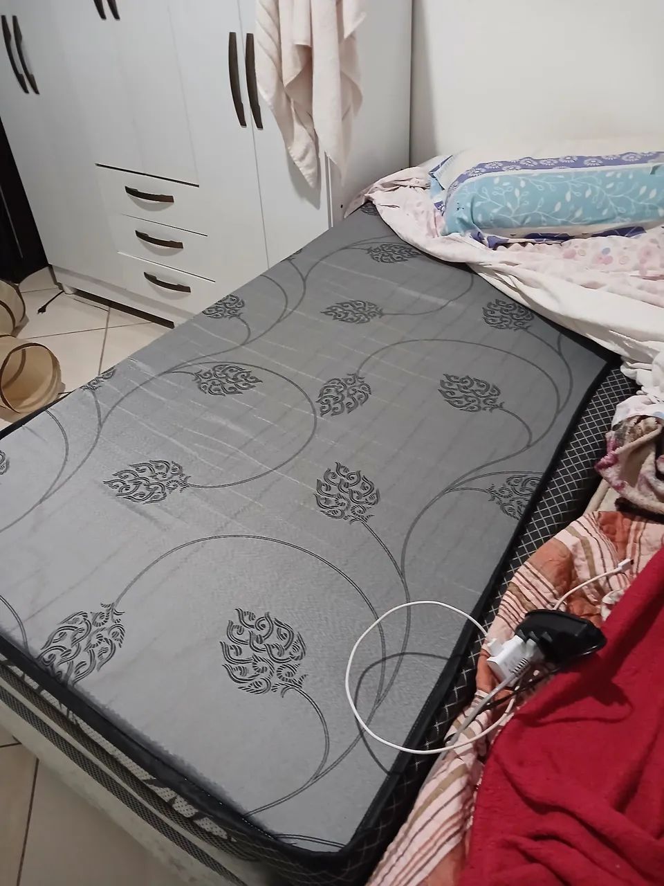 Cama solteiro e colchao