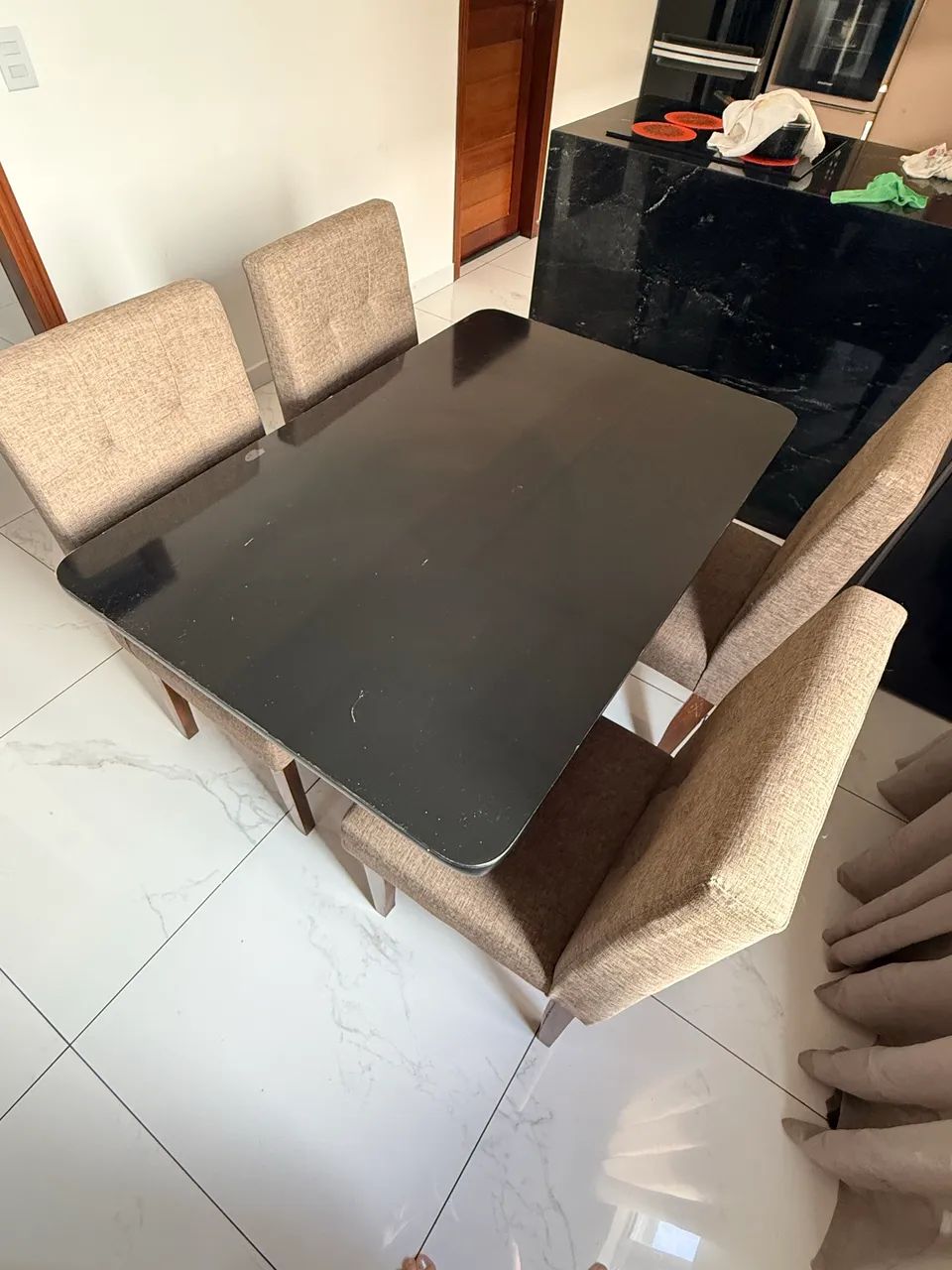 Vendo mesa e 4 cadeiras 