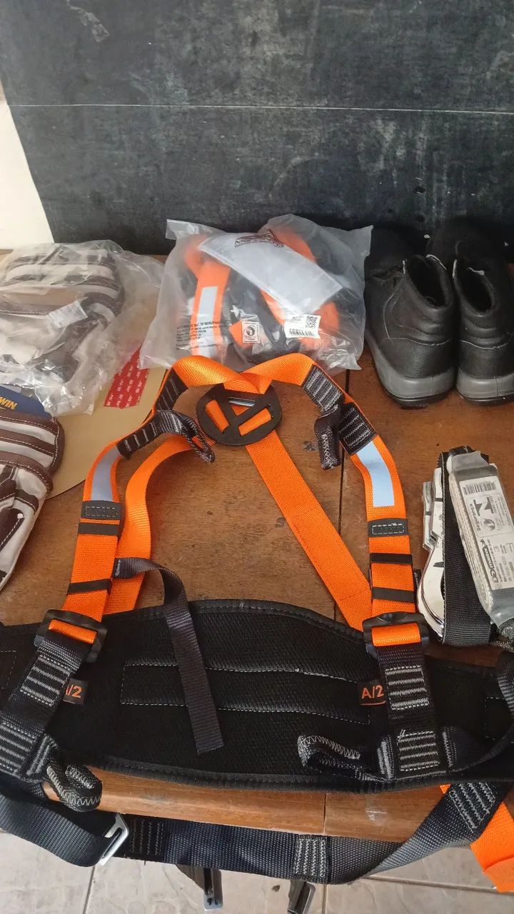 Uniformes, Botas,cinto de segurança  novos. - Foto 2